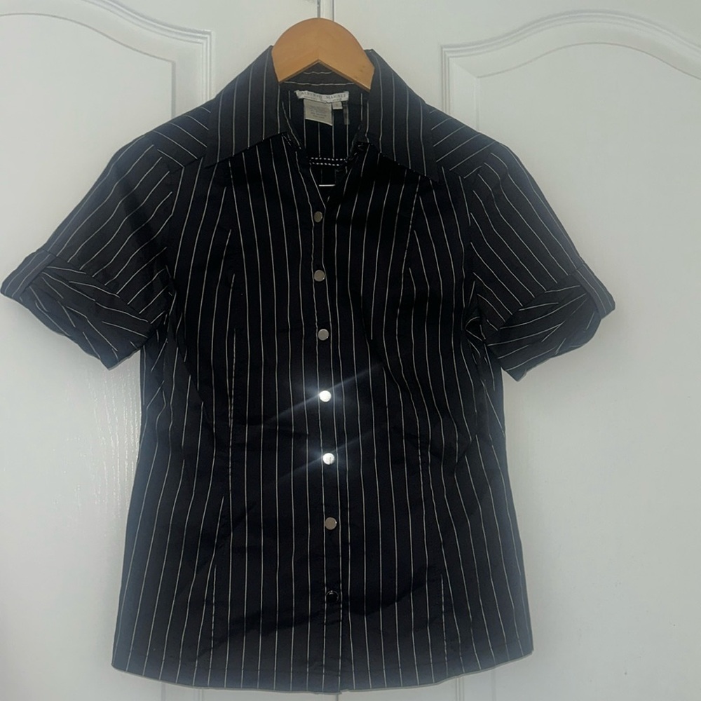 black and white short sleeved top